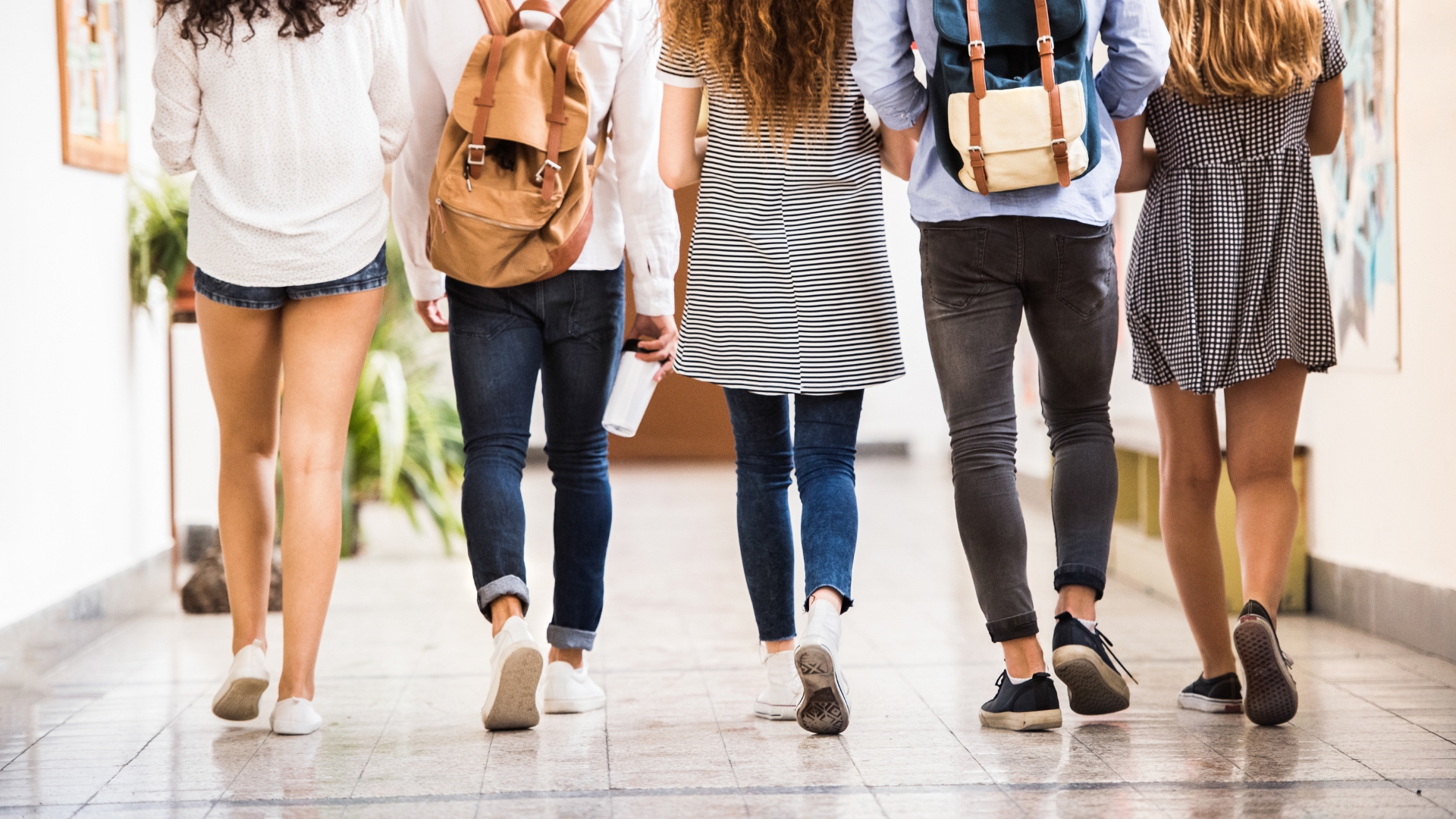 vijf studenten achterkant schoolgang