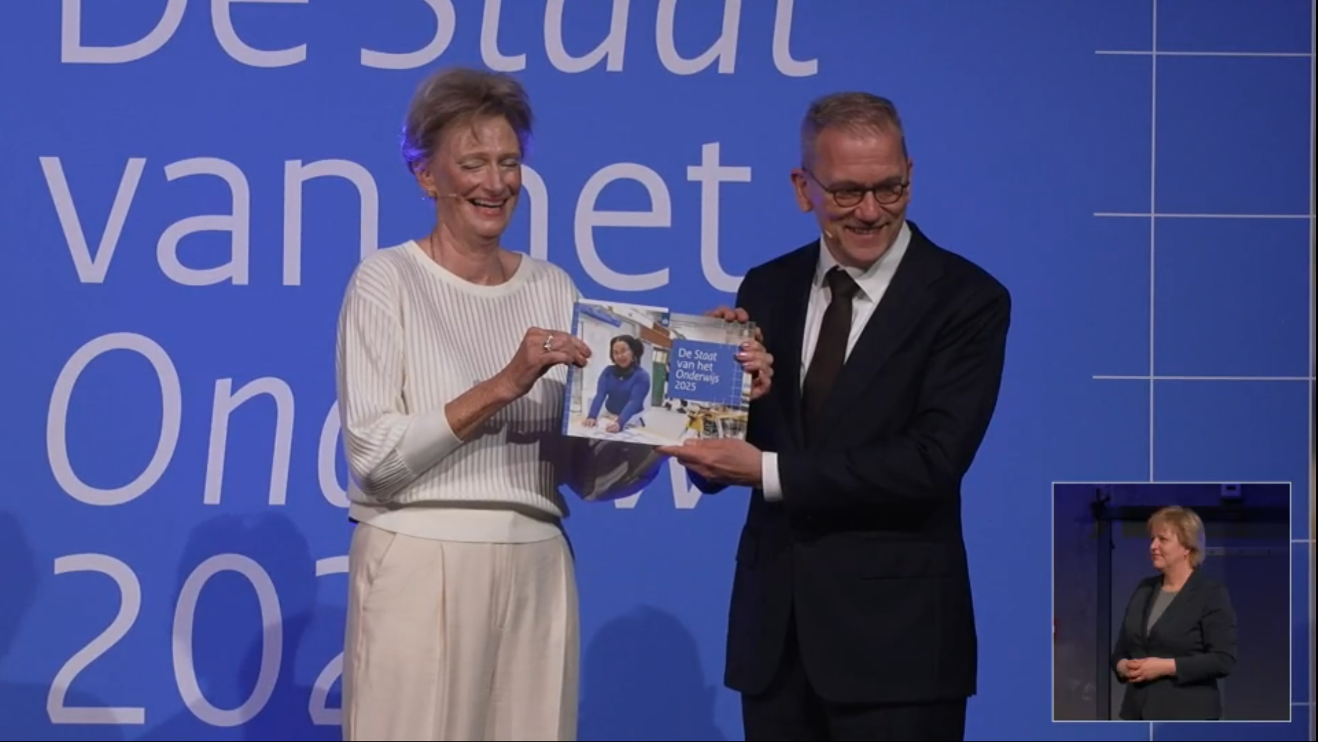 man en een vrouw tijdens staat van het onderwijs