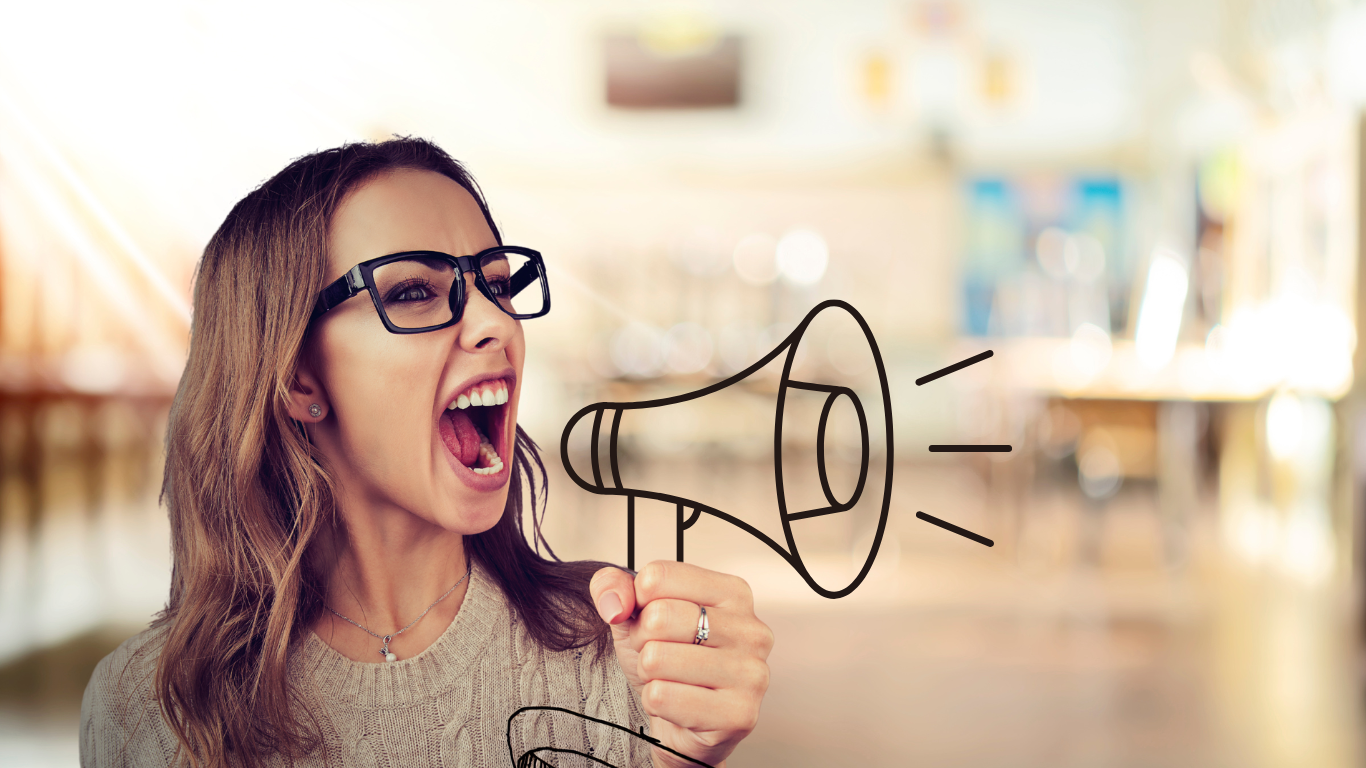 vrouw met bril schreeuwt in getekende megafoon