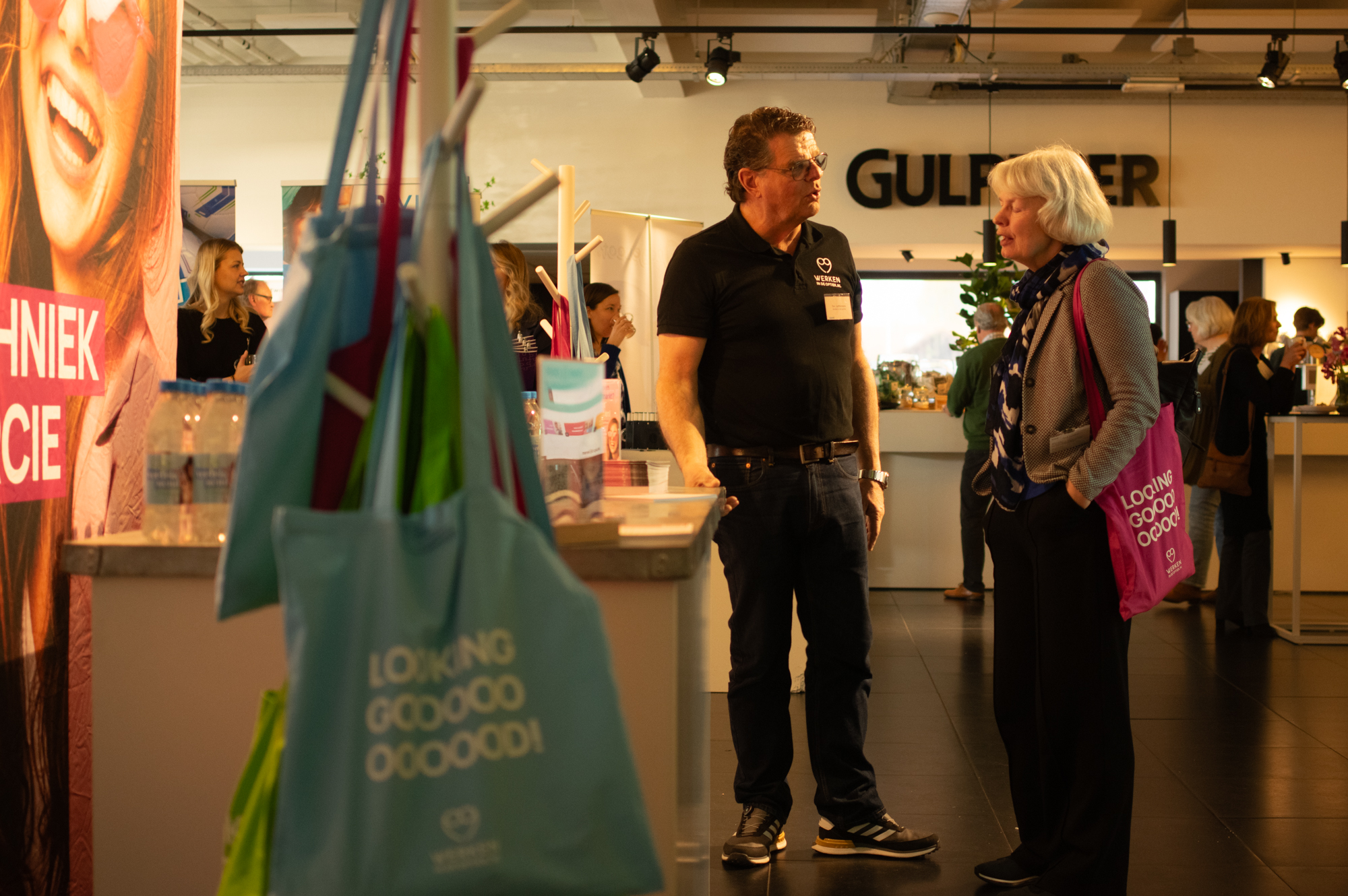 ma en vrouw in gesprek op informatiemarkt BiOND Congres
