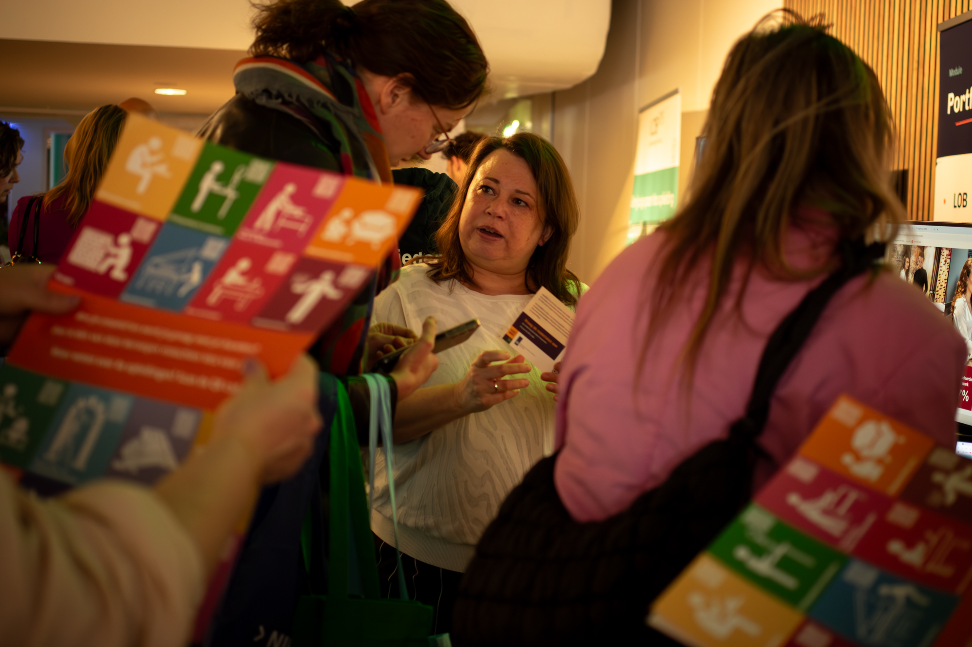 twee vrouwen in gesprek informatiemarkt BiOND Congres