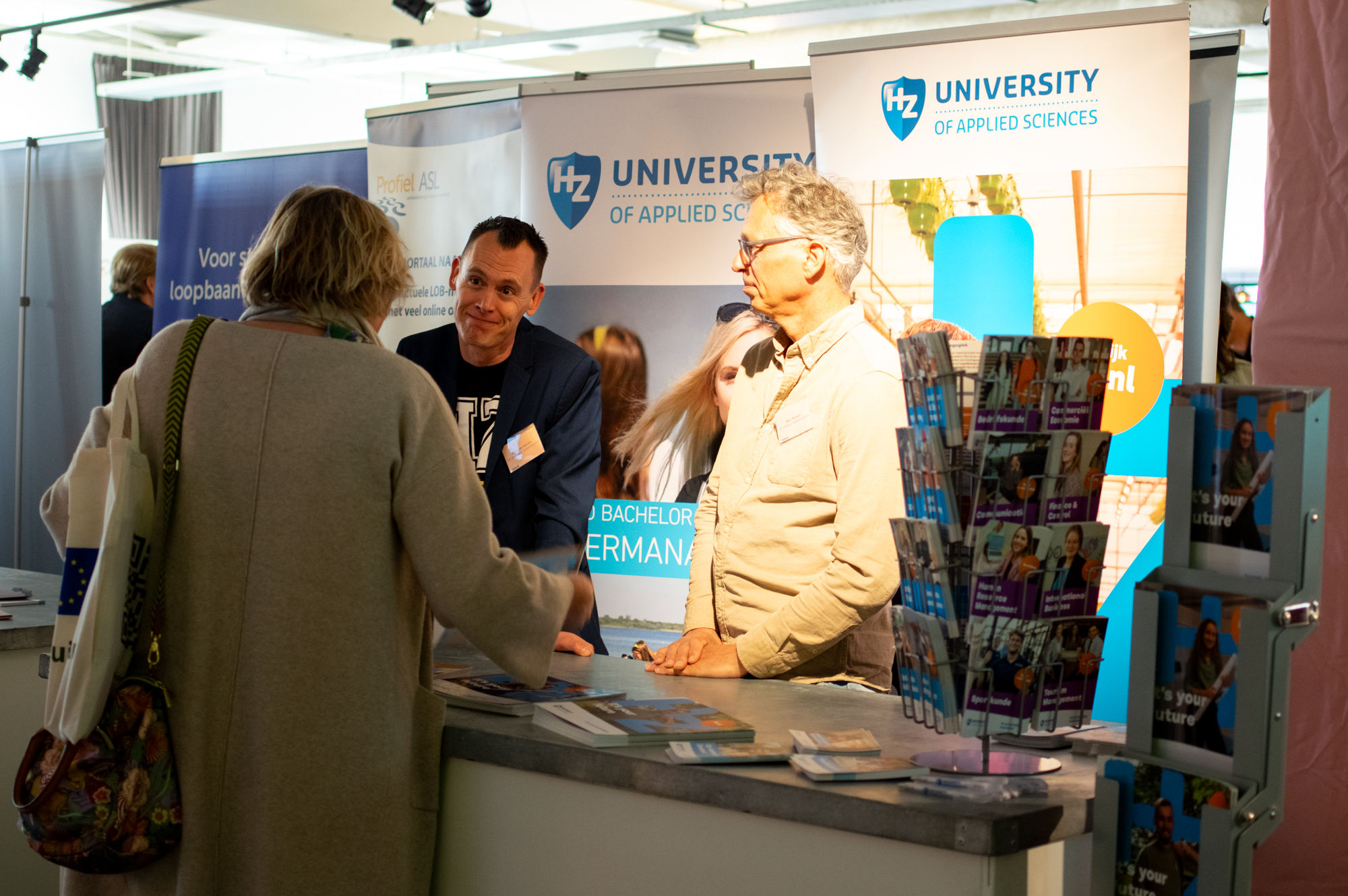 Mensen bij informatiemarkt BiOND Congres