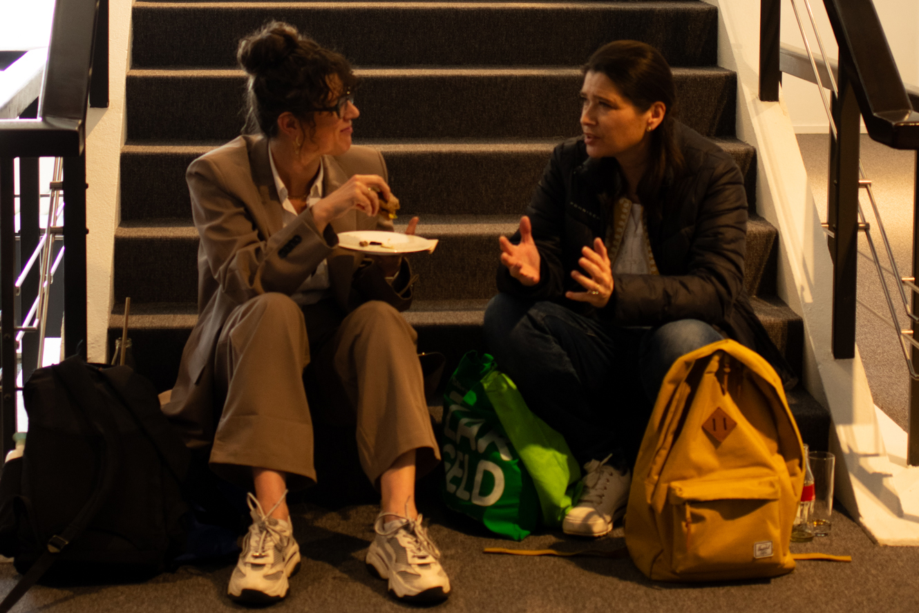 Twee dames op een trap Congres BiOND