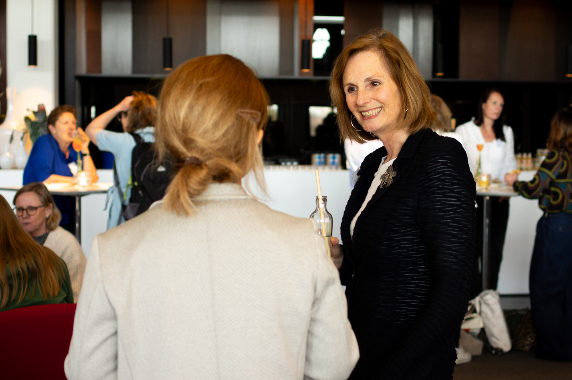 Hoogleraar Marinka Kuijpers geamuseerd in gesprek _ BiOND Congres