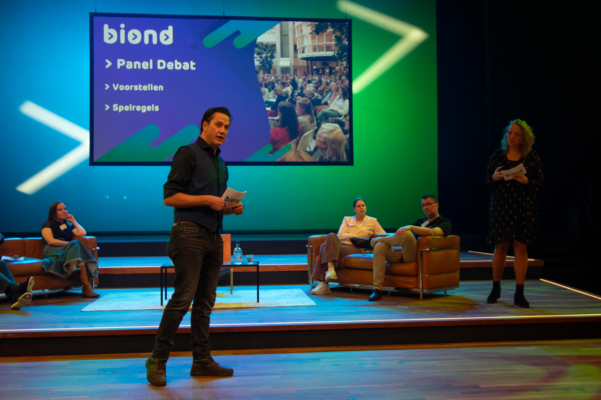 Mensen op podium tijdens Panel debat _ BiOND Congres