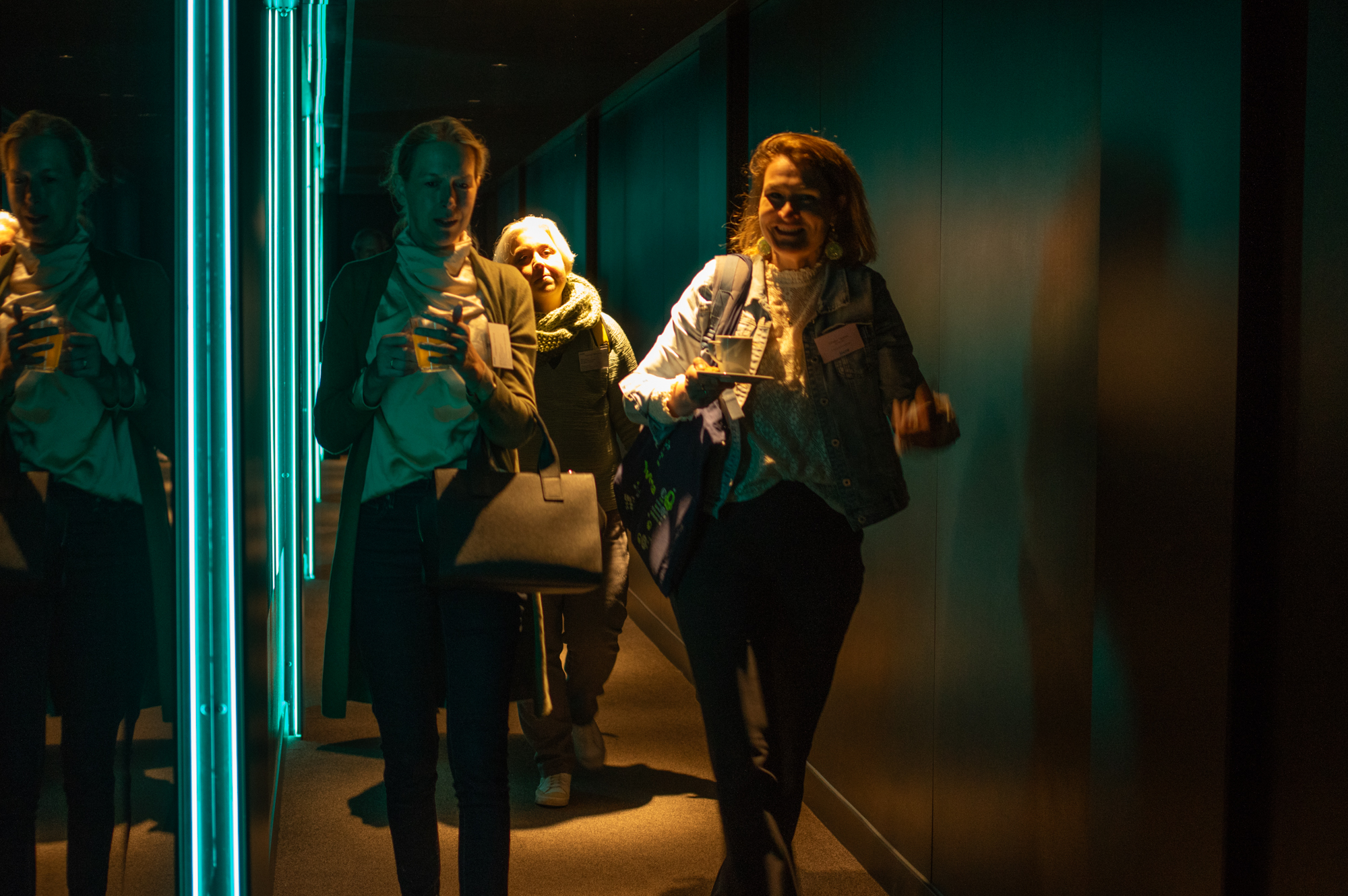 drie vouwen lopen door gang BiOND congres