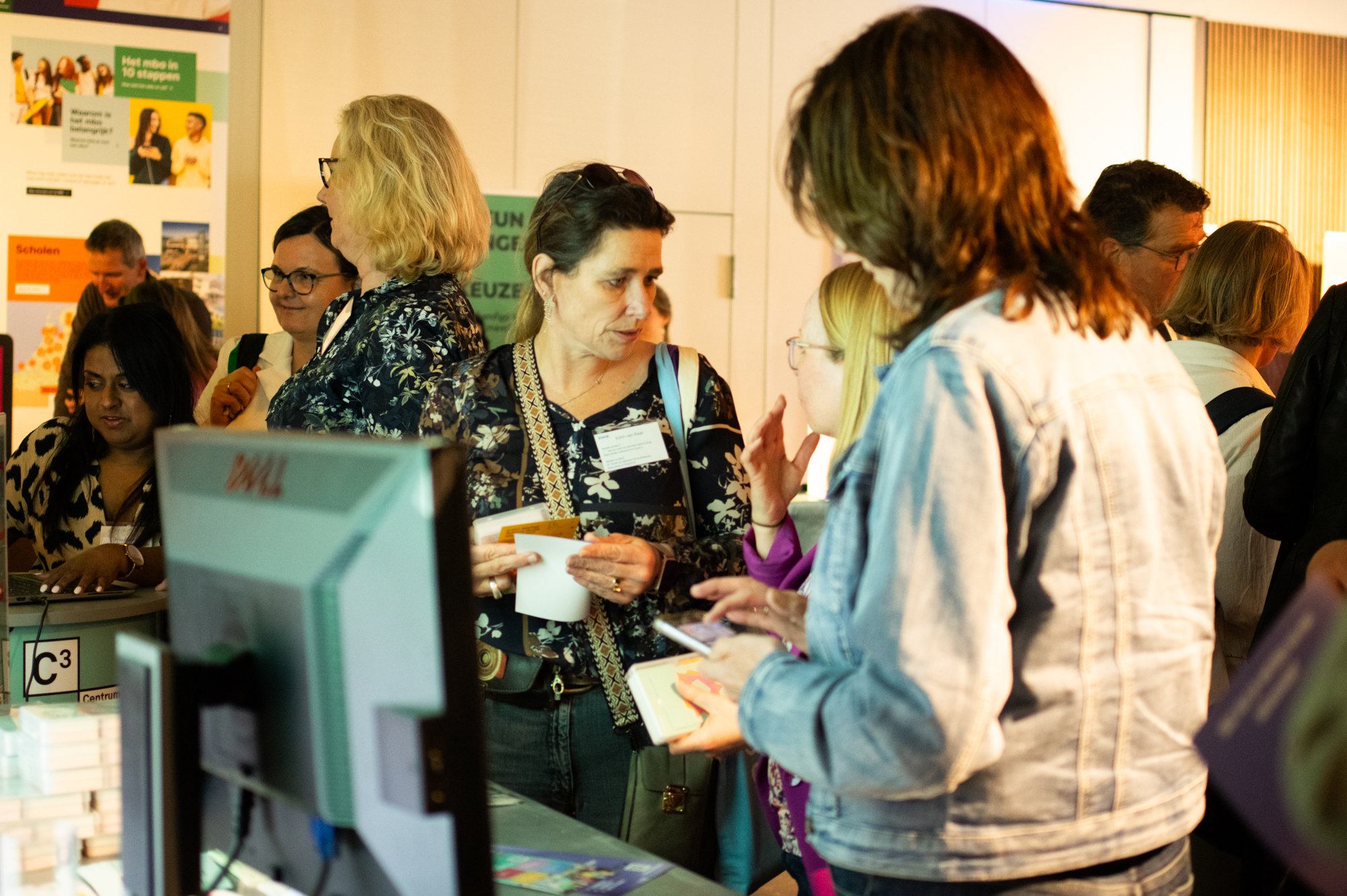 groep mensen op informatiemarkt _BiOND Congres