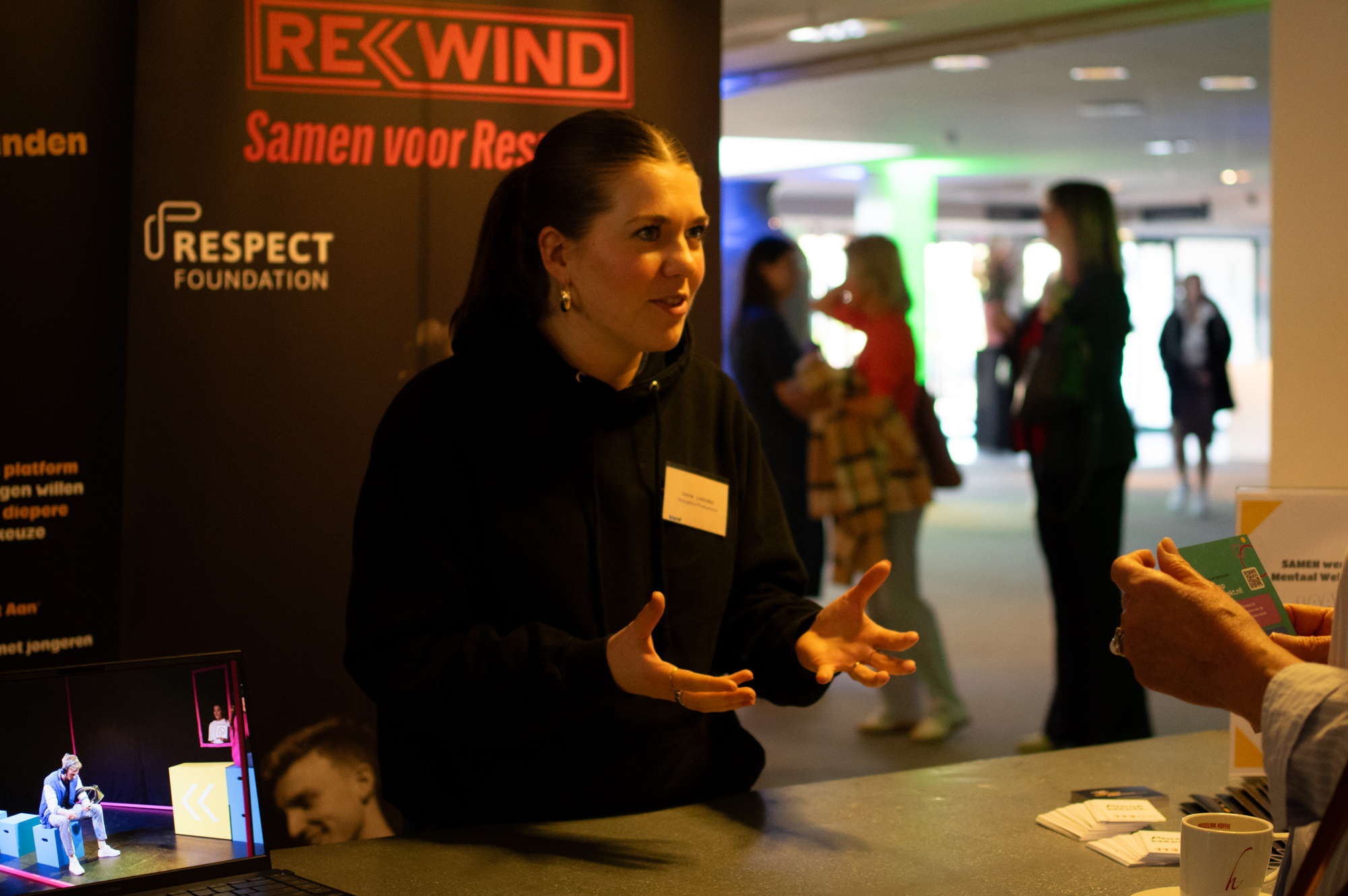 vrouw informatiemarkt BiOND Congres