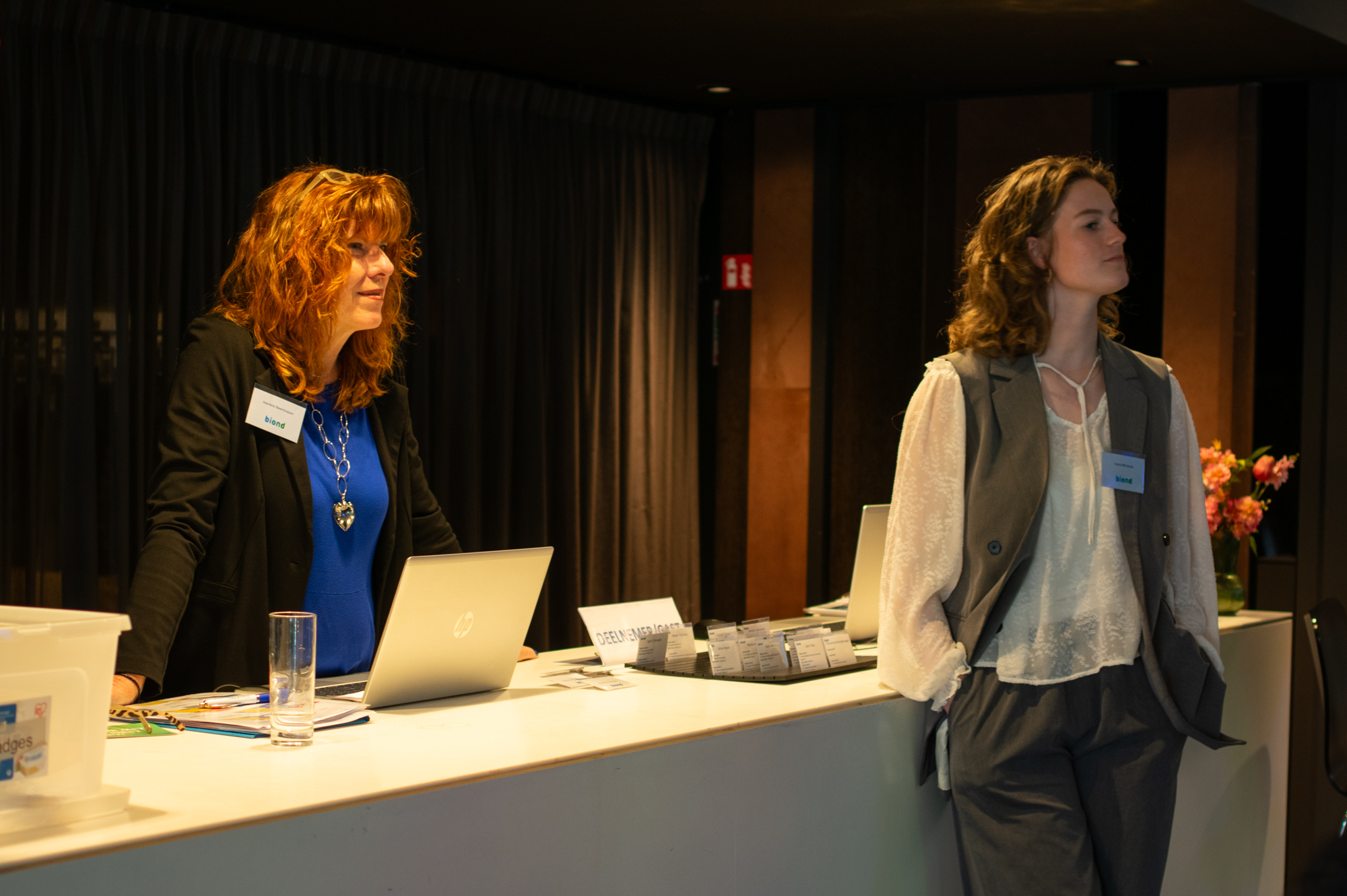 twee vrouwen bij aanmeld-balie BiOND Congres