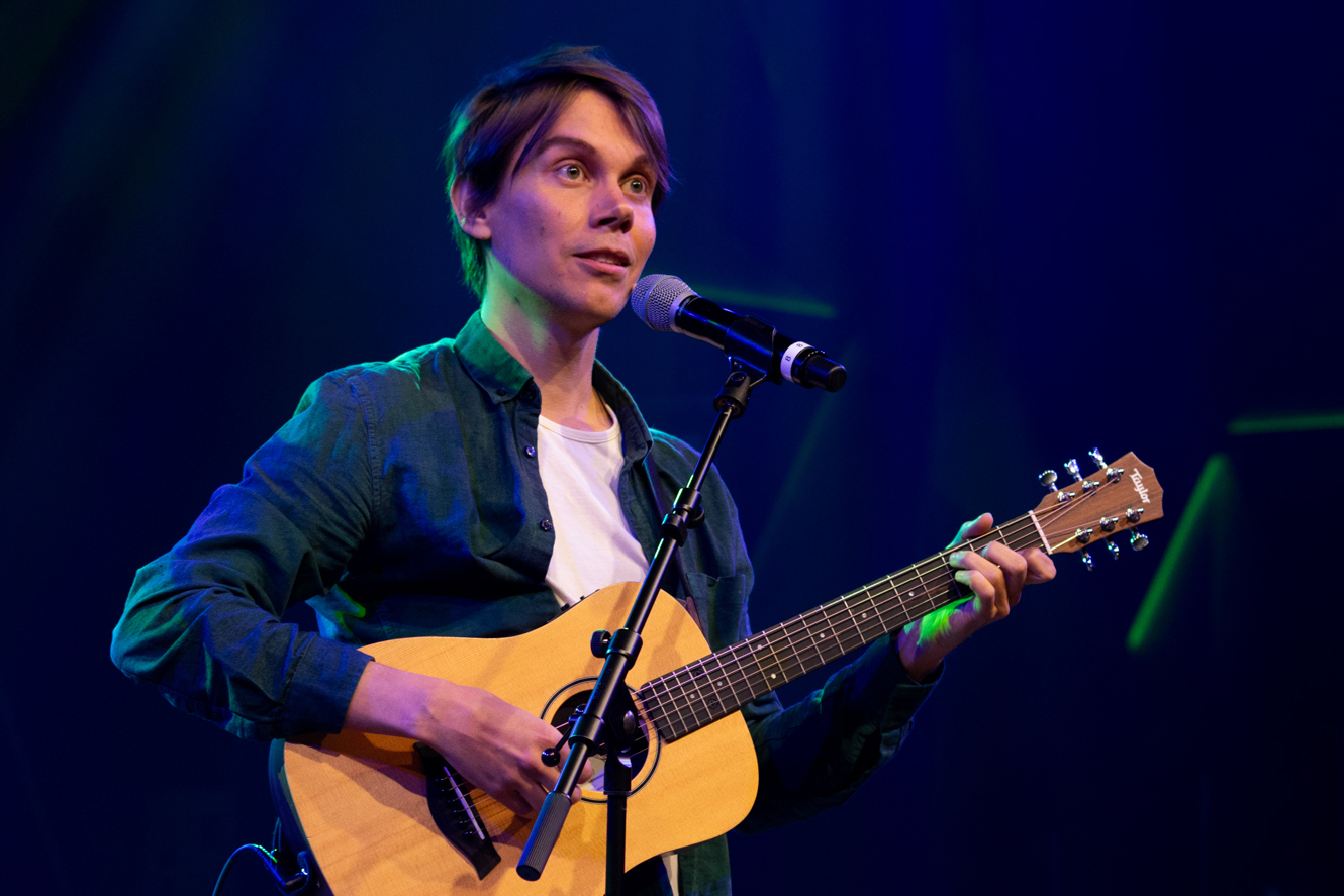 spreker met gitaar tijdens BiOND congres
