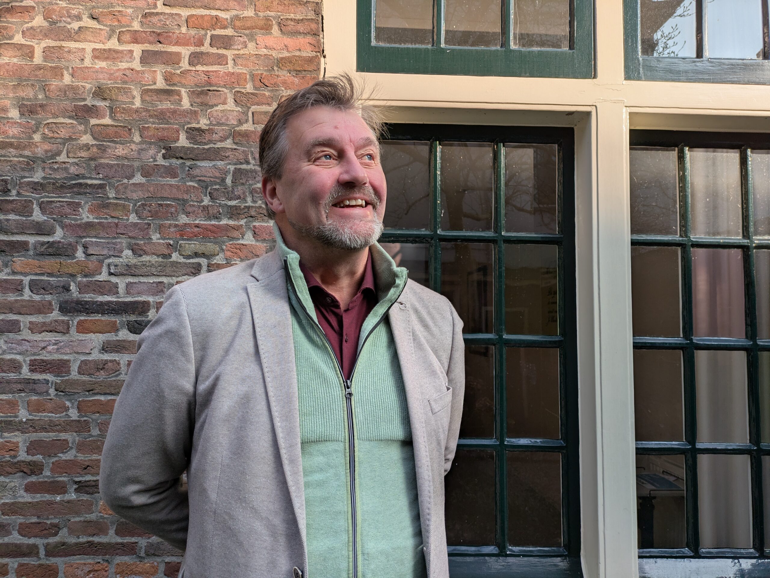 voorzitter BiOND staat voor raam