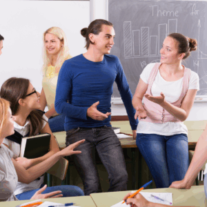 groepje van 8 jong volwassenen in een klaslokaal