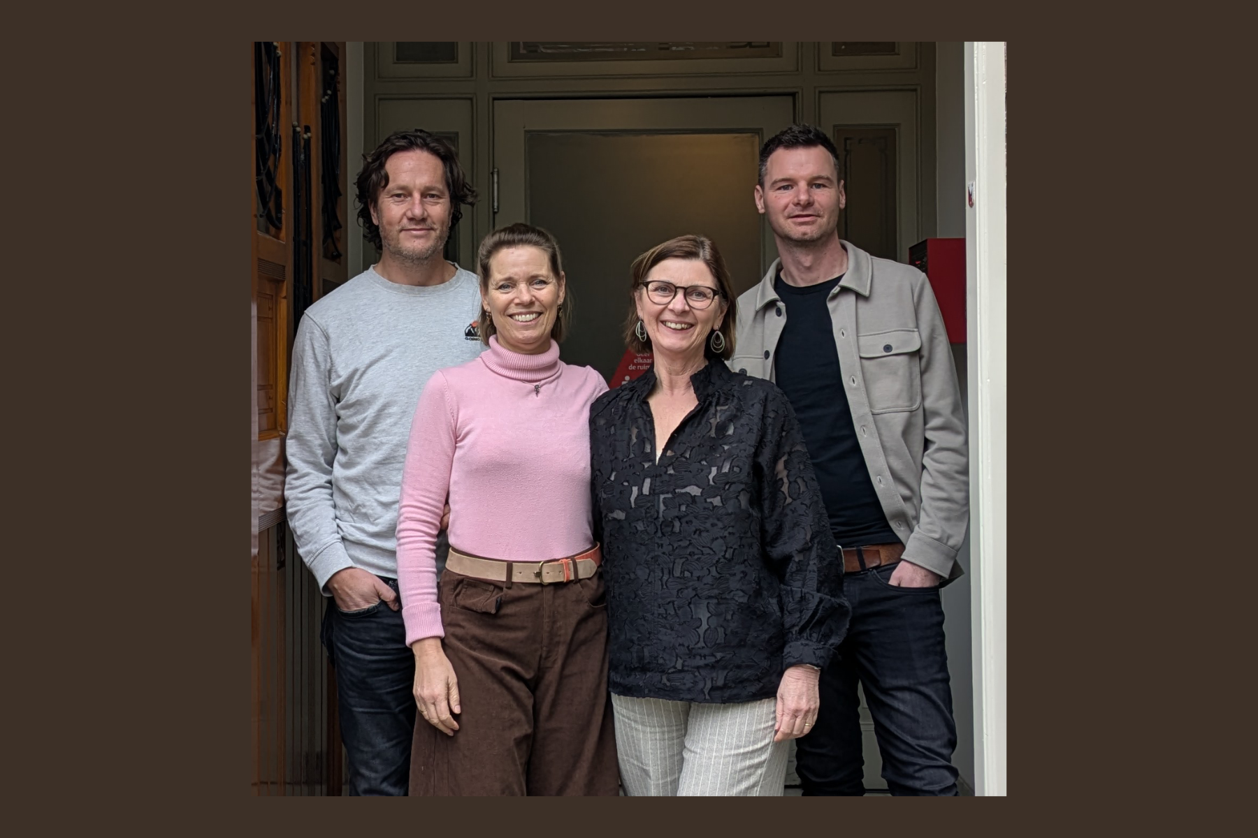 vier werknemers van BiOND staan in deuropening