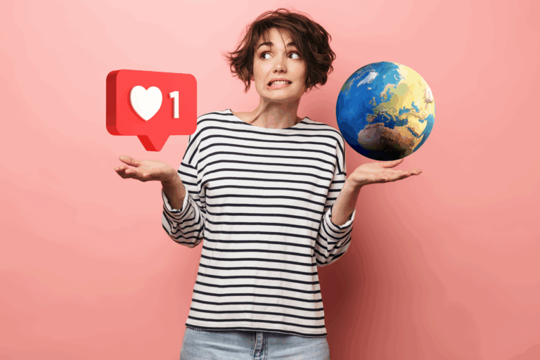 vrouw twijfelt met en globe op haar linkerhand en spraakwolkje op rechterhand