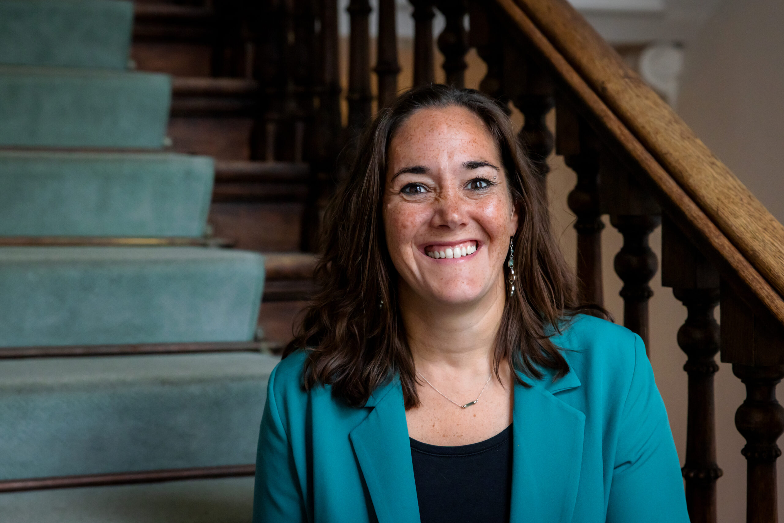 vrouw lacht in camera