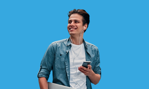 jongen student met mobiel in zijn handen